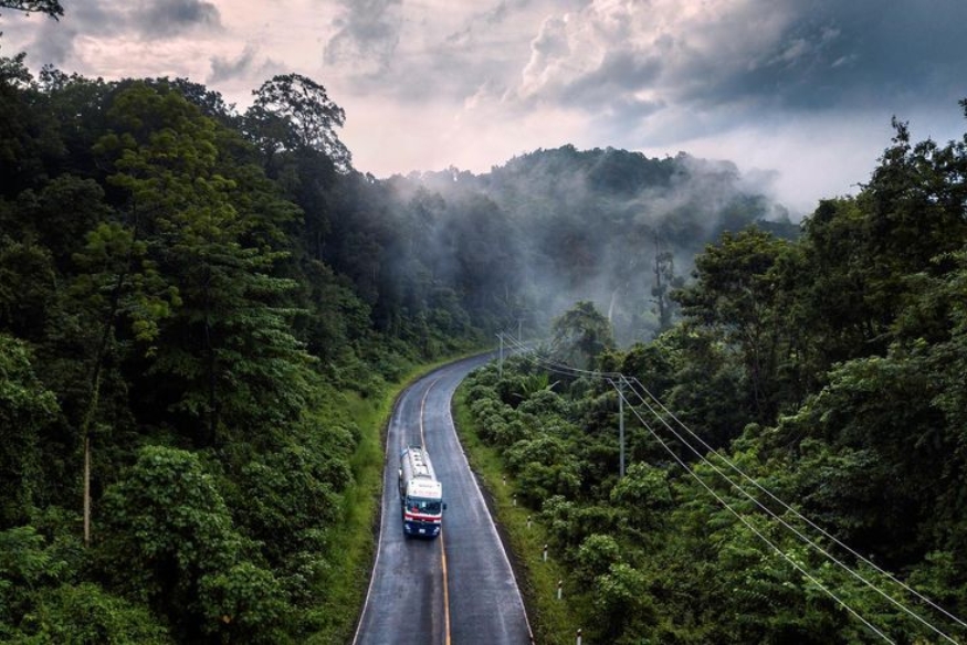 Route embrumée vers Mondulkiri en saison des pluies